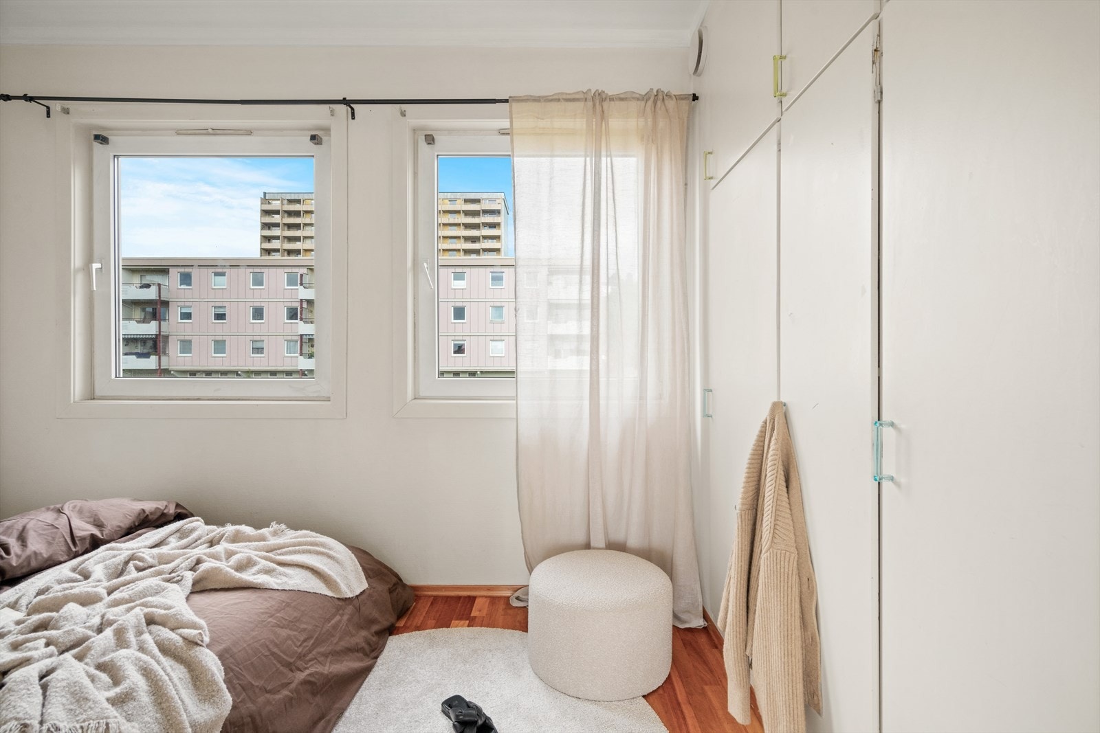 Pene fargevalg komplimenteres av det naturlige lysinnslippet Galleribilde