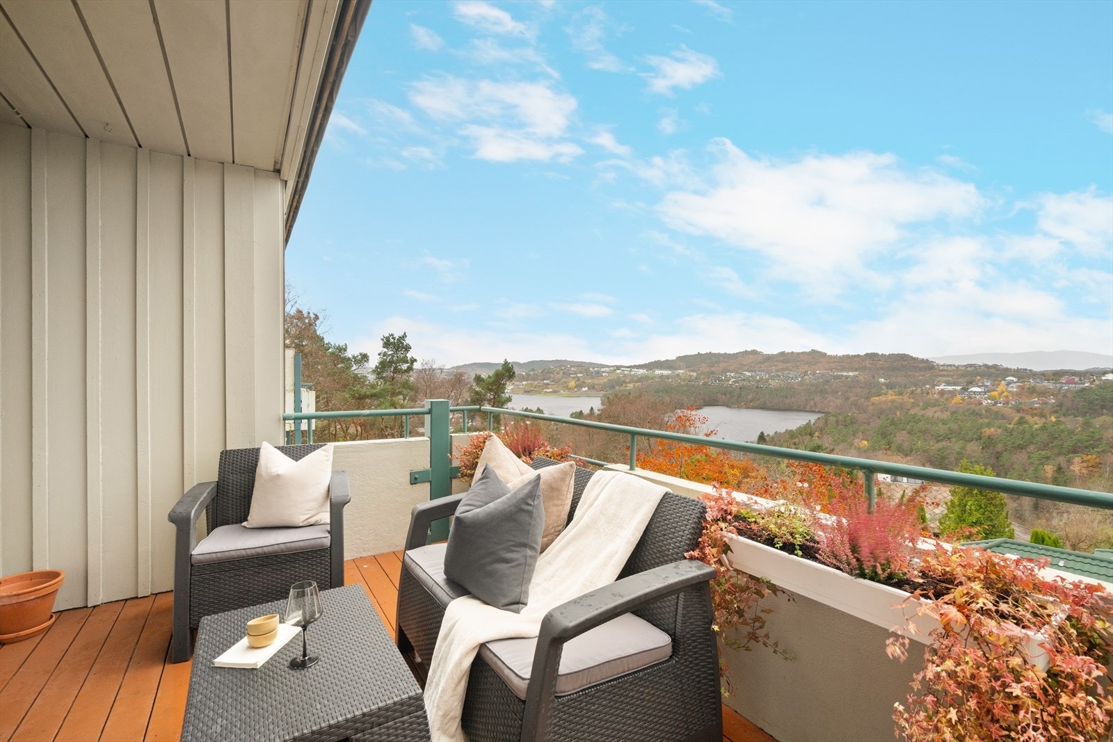 Fra stuen kommer vi ut til en stor vestvendt balkong Galleribilde