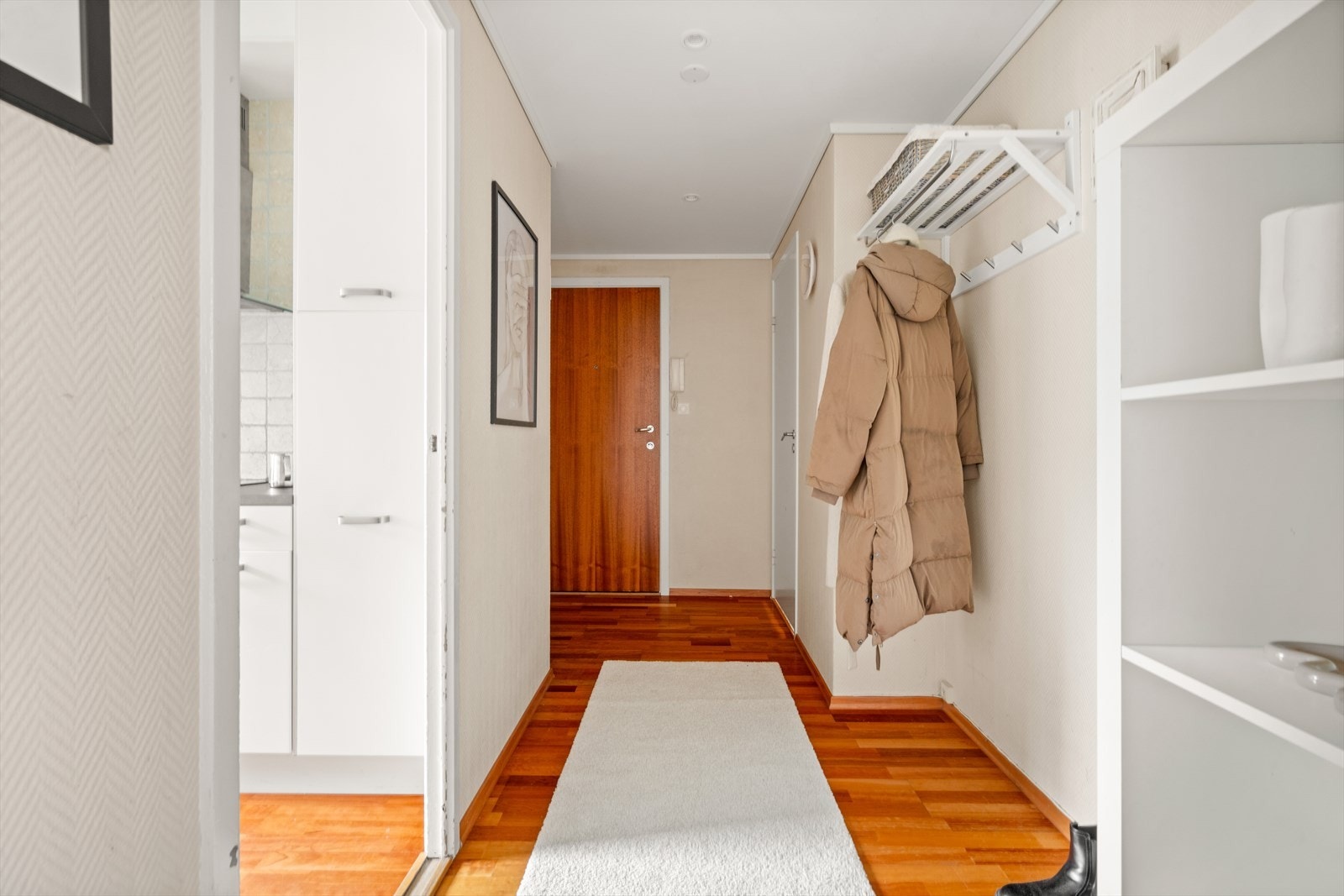 Her er det god plass til oppbevaring av yttertøy og sko Galleribilde