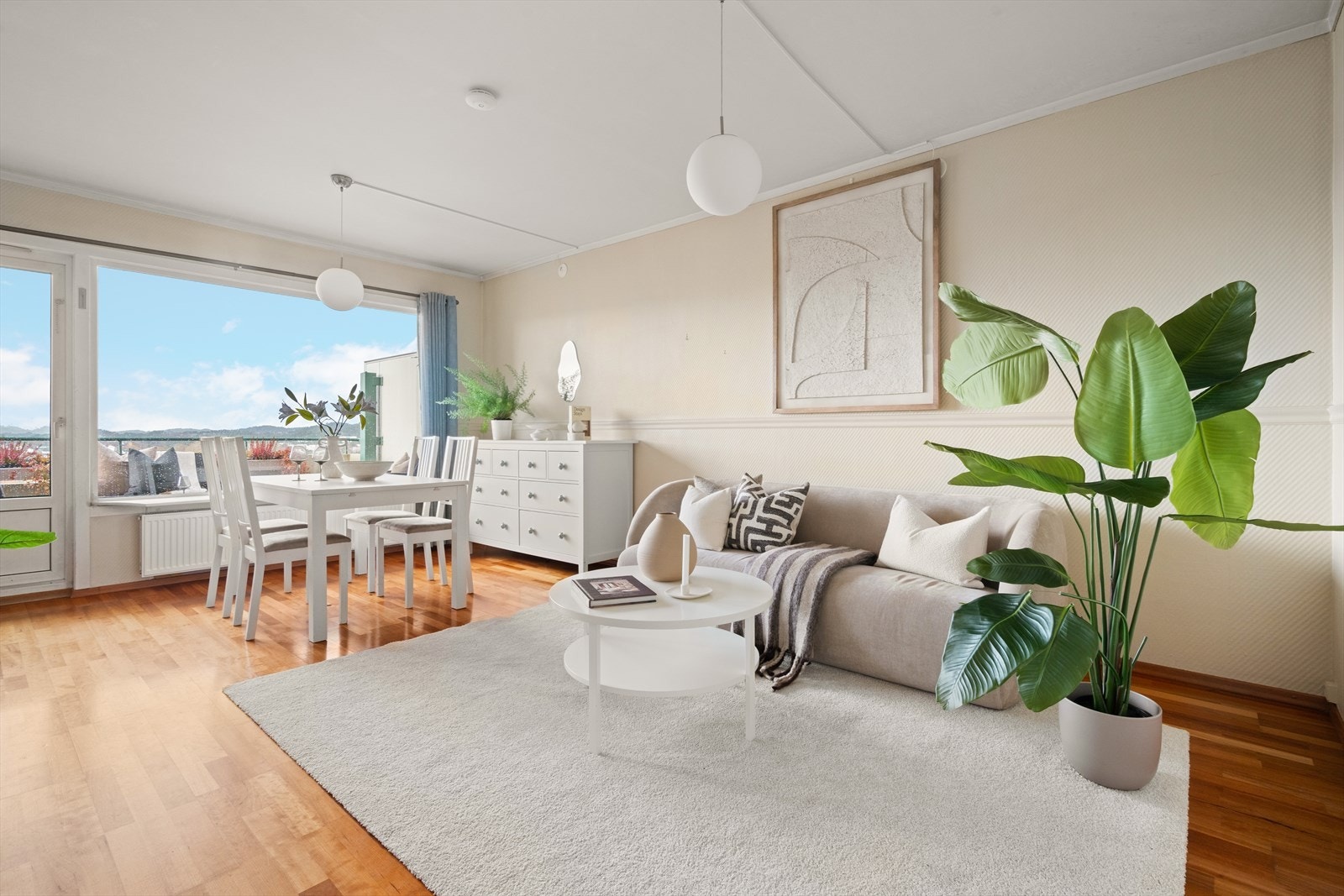 Vi beveger oss inn i en romslig stue målt til hele 22,8 m² Galleribilde