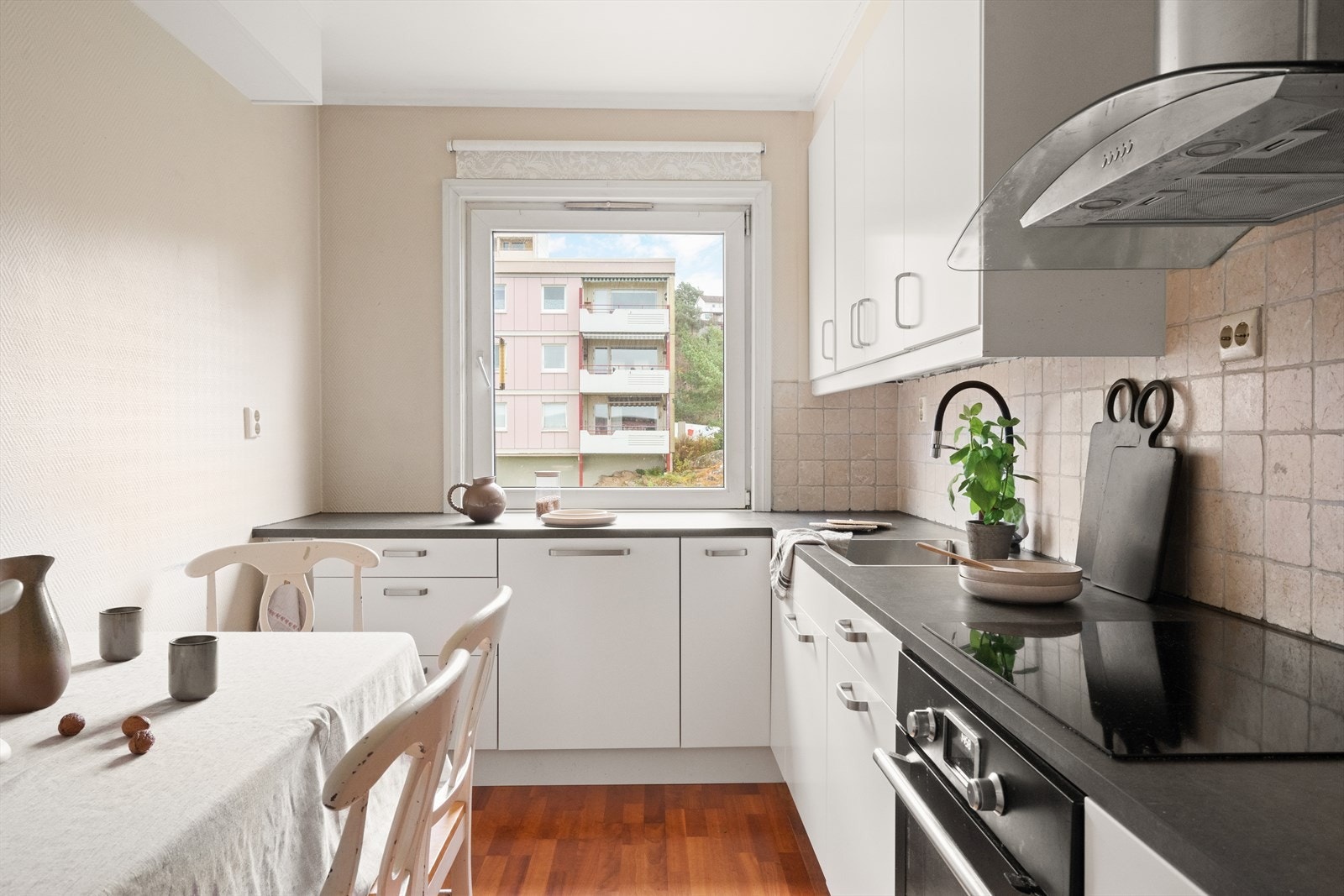 Romslig og tidløst kjøkken med rikelig plass til både matlaging og oppbevaring Galleribilde