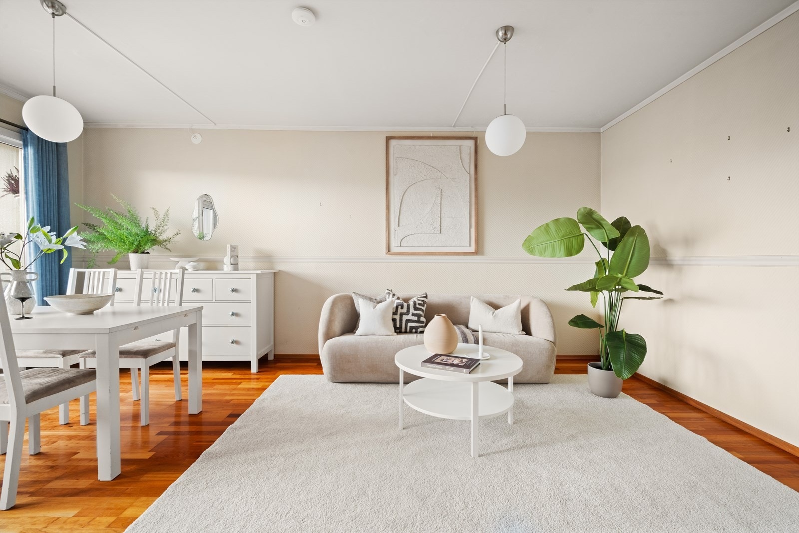 Tidsriktige farger komplimenteres av et pent laminatgulv Galleribilde