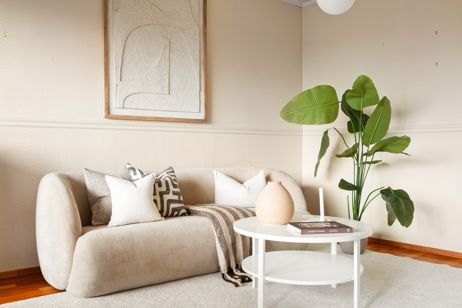 Her er det god plass til å møbelere med både sofakrok og spisestue Galleribilde