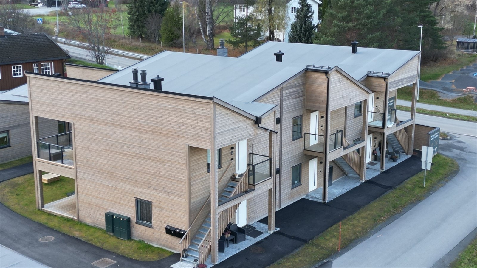 Velkommen til sentrumsnær leilighet i Kirkevegen borettslag. Mulighet for å sikre seg en nybygget leilighet med trappefri adkomst. Leiligheten ligger i midten i 1. etasje. Galleribilde