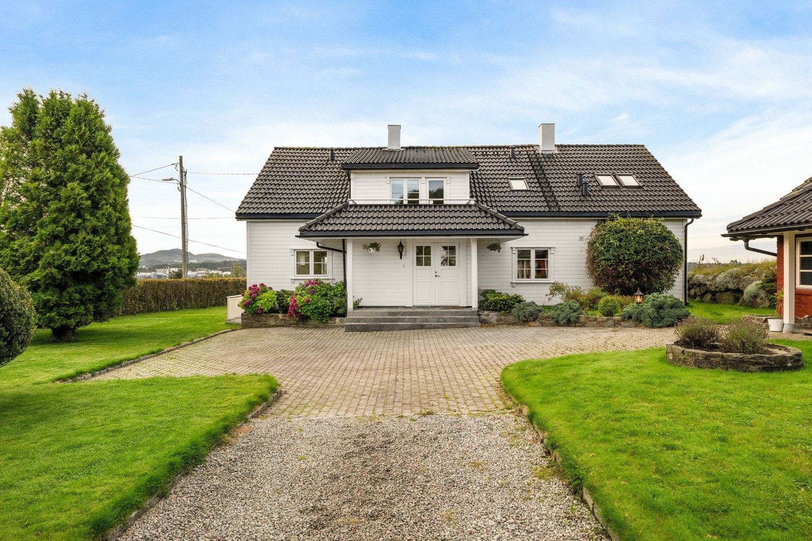 - Eiendommen har en god innkjørsel og flott beplantning - Galleribilde