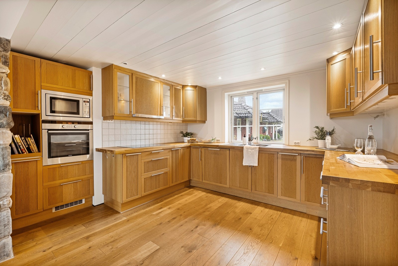 - Mikrobølgeovn og stekeovn i høyden for enklere matlaging - Galleribilde