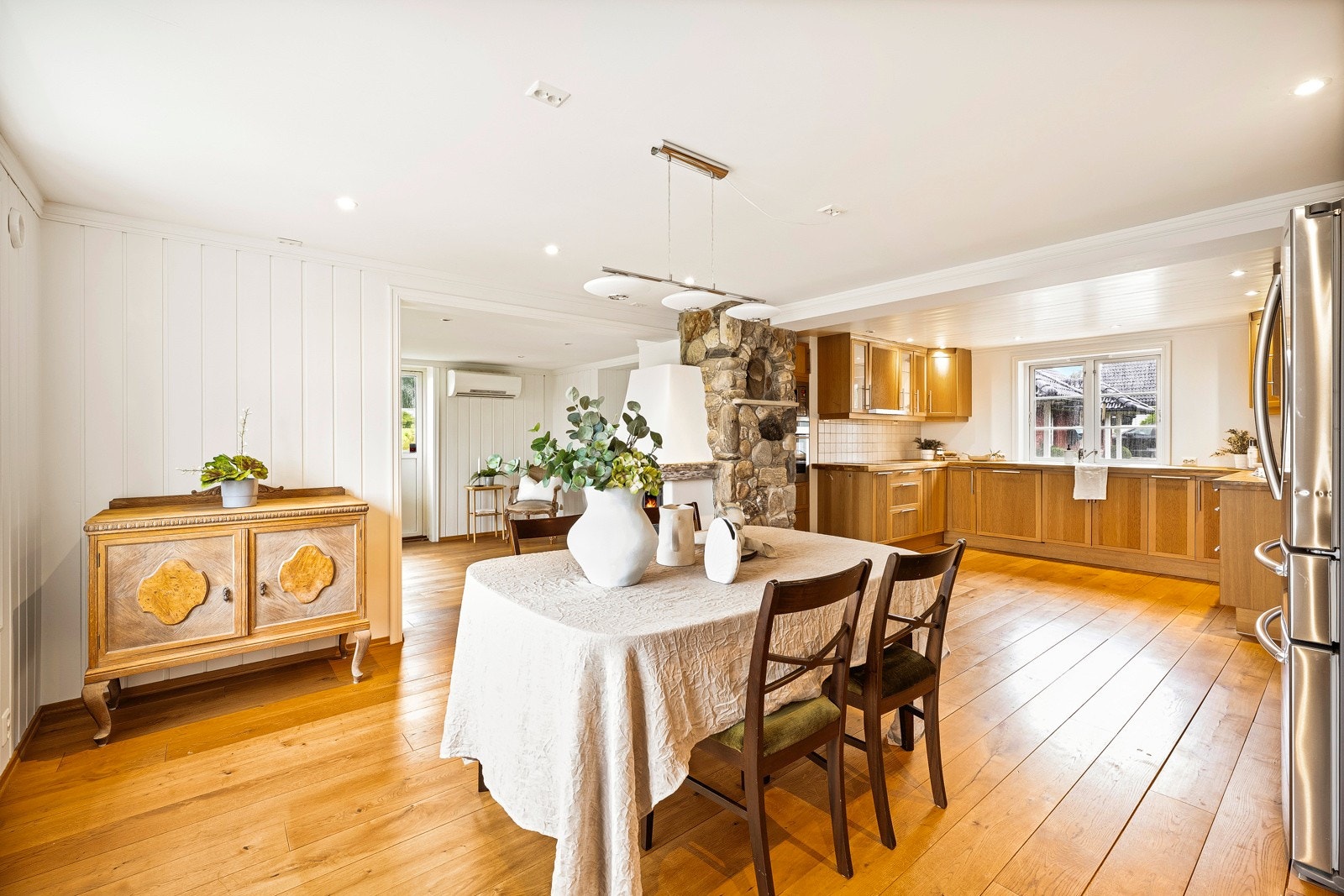 - Også dette rommet er stort med plass til både middagsbesøk og kokk - Galleribilde