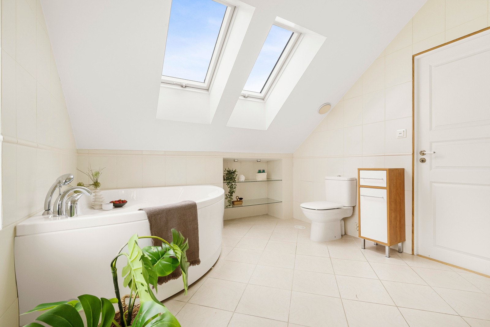 - Lekre takvinduer slipper også inn mye naturlig lys - Galleribilde