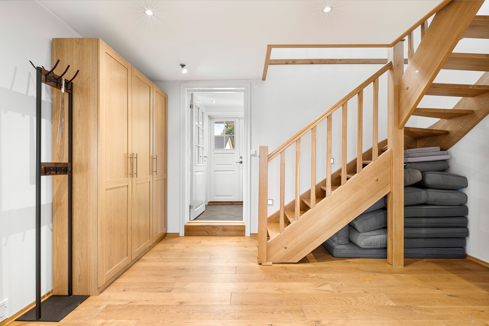 - Entréen er romslig med god oppbevaringsplass - Galleribilde