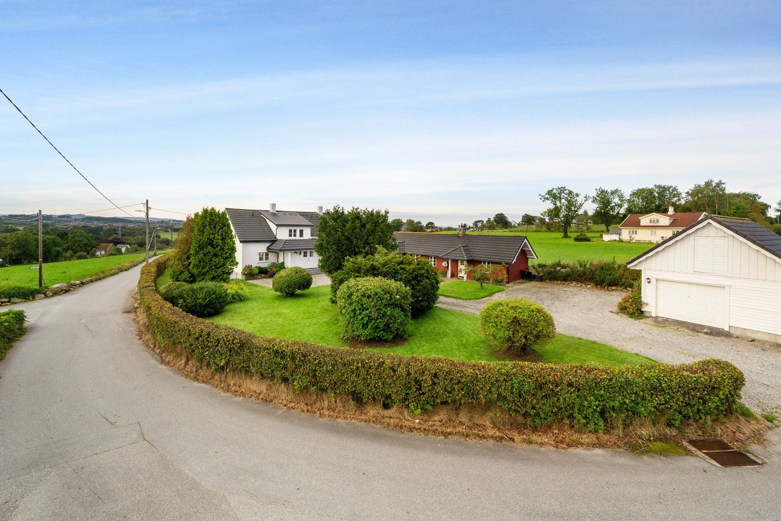 - Vakker eiendom med stort gårdsrom, flotte grøntarealer og garasje med lagringsloft - Galleribilde