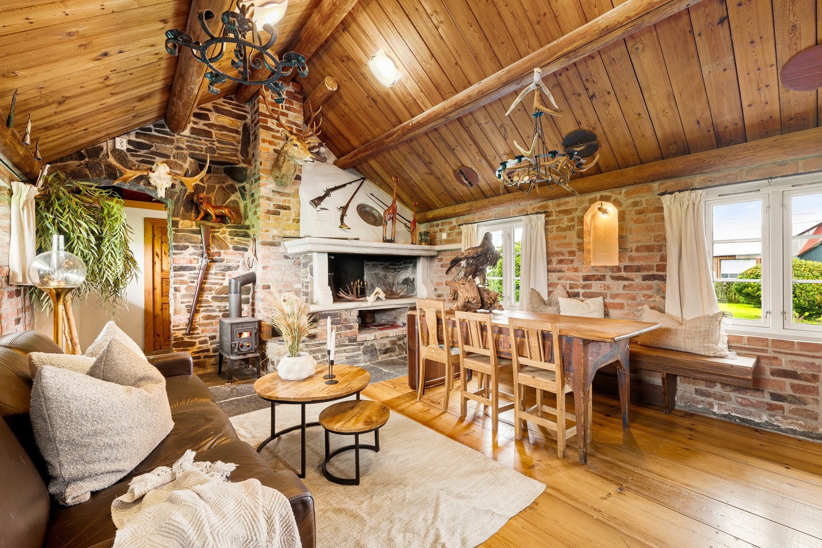 - Det er god takhøyde, og ellers er det en flott peisovn - Galleribilde