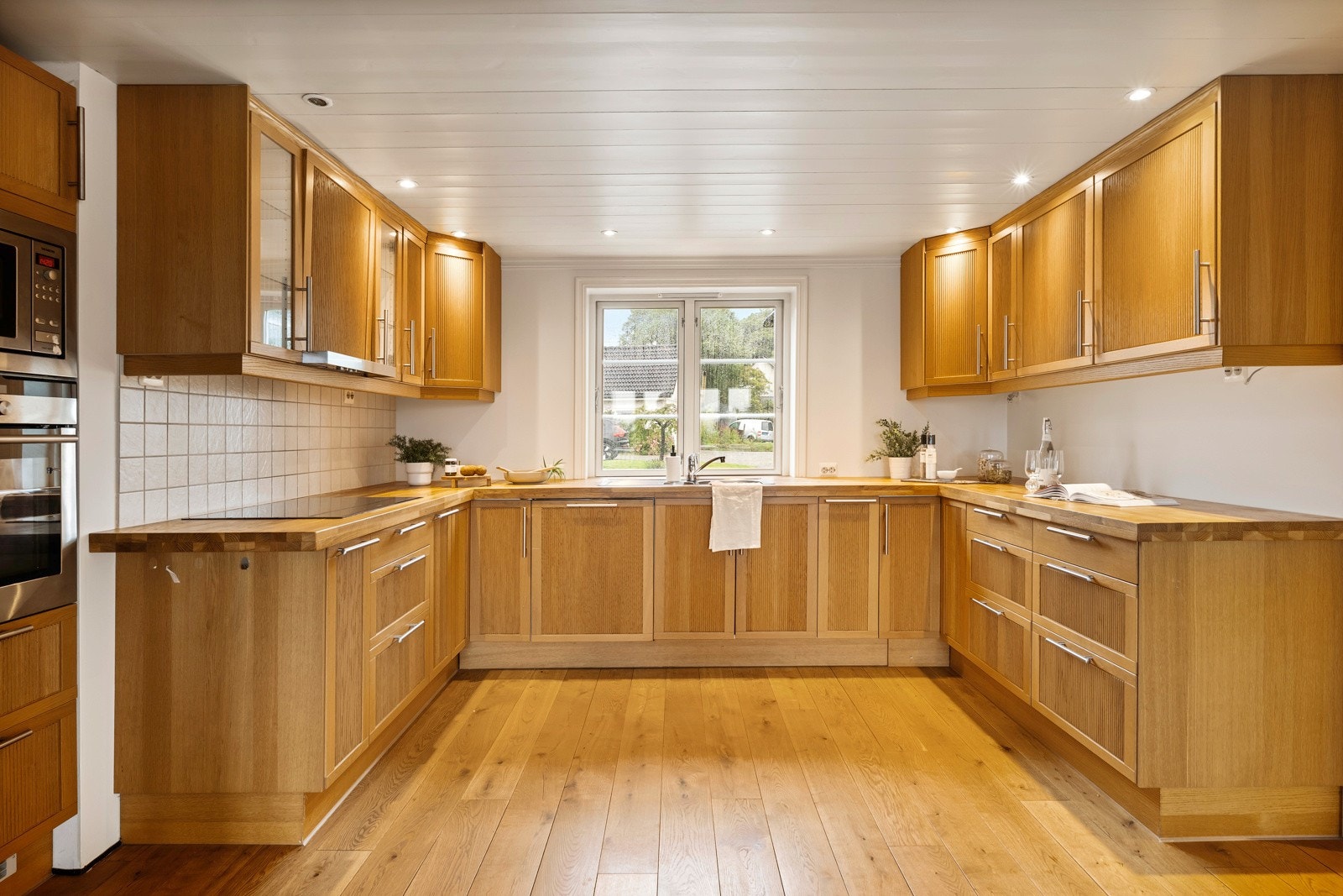 - Her er det god oppbevaringsplass i skap og på benk - Galleribilde