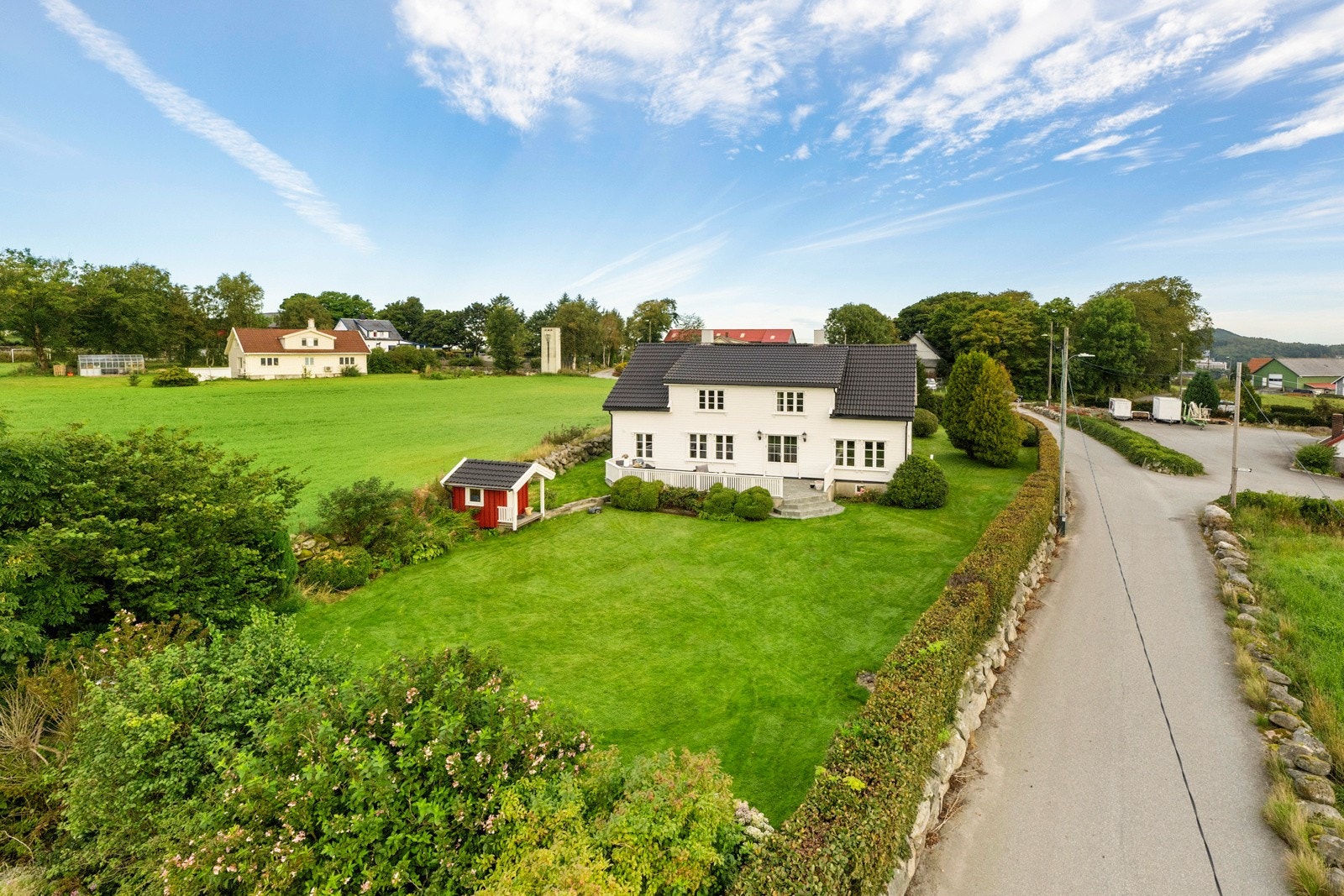 - Det er også en romslig hage med beplantning og gode solforhold - Galleribilde