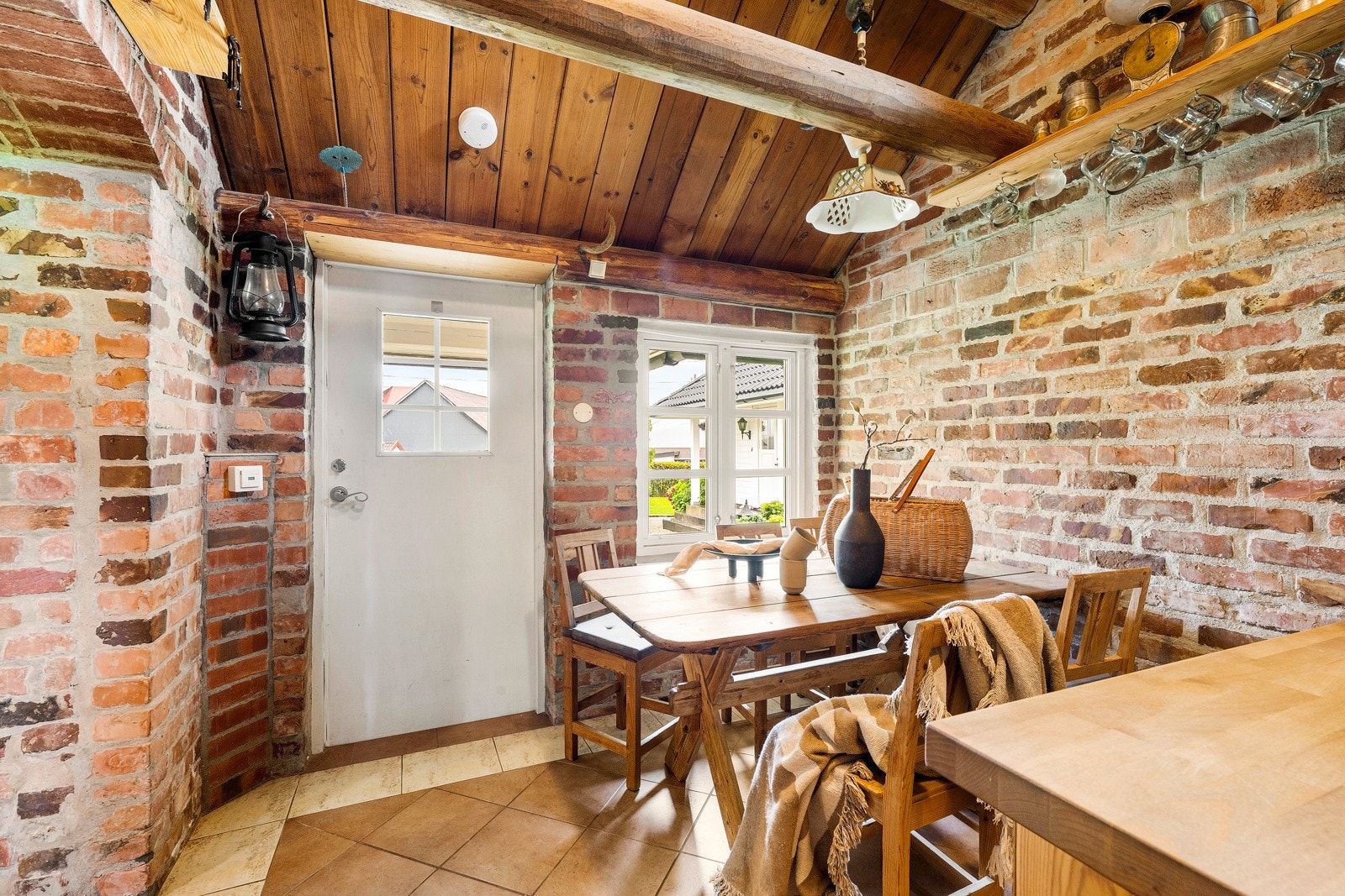 - Utgang til gårdsrom også fra kjøkkenet - Galleribilde