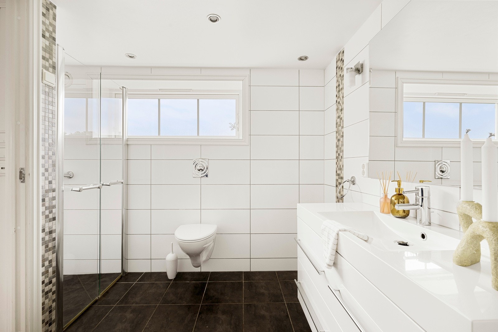 - Det er også et vindu som slipper inn godt med dagslys - Galleribilde