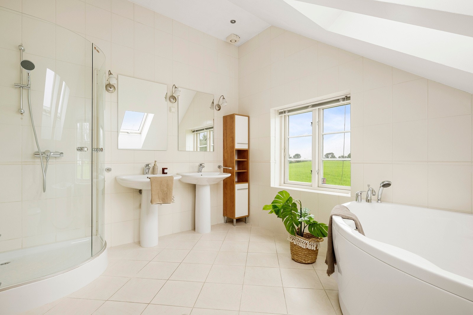 - Baderom med romslig takhøyde og badekar - Galleribilde