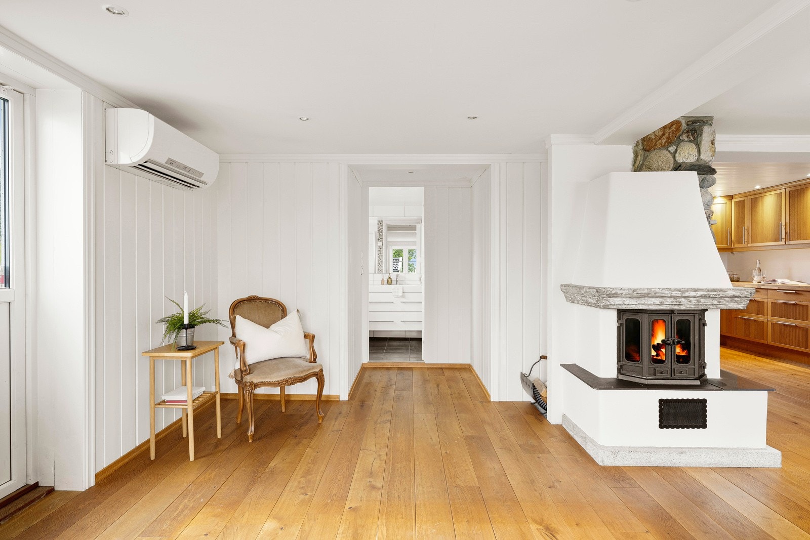 - Adkomst til bad fra TV-stuen, samt peis som skiller stue og kjøkken -q Galleribilde