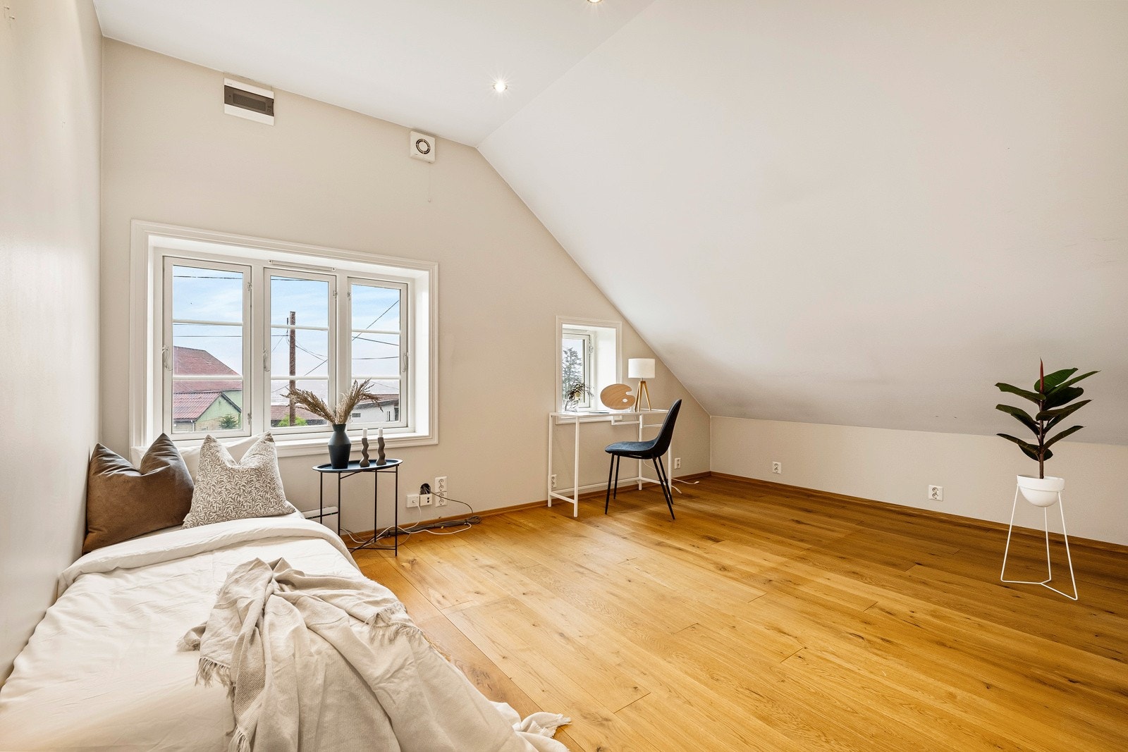 - Alle soverom er romslige med plass til seng, garderobeskap og annet ønskelig møblement - Galleribilde