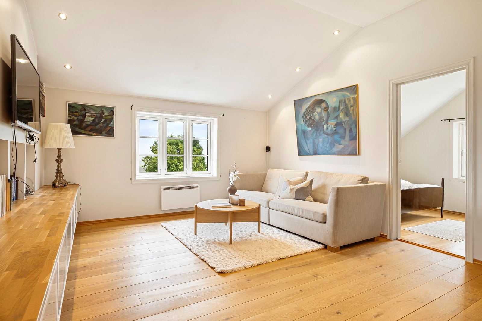 - Loftsstuen er luftig med ekstra god takhøyde - Galleribilde