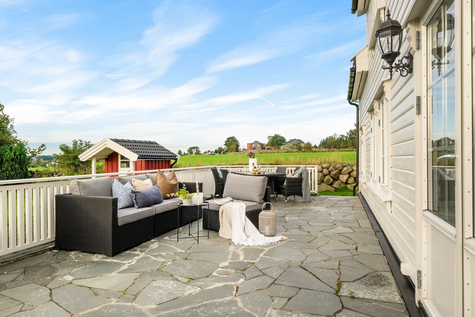 - Utgang til romslig terrasse fra stuen - Galleribilde