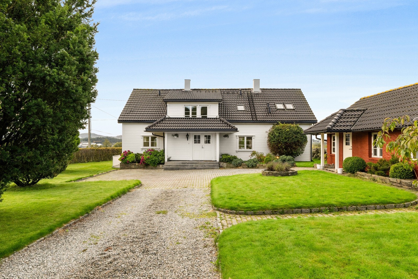 - Eiendommen måler romslige 1.815 kvm og byr på bolighus, eldhus, garasje og flotte grøntområder - Galleribilde