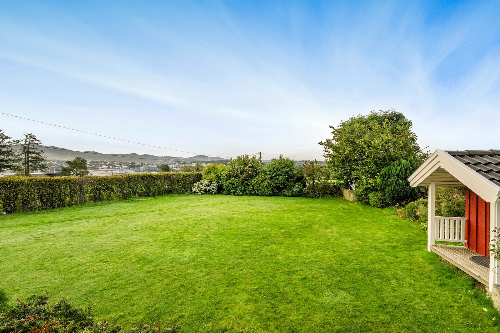 - Romslig hage, perfekt for husdyr, barn og de med grønnefingre - Galleribilde