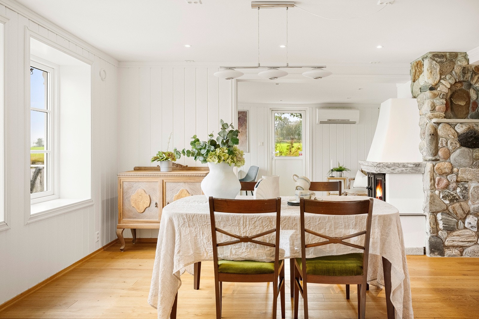 - Innenfor stuen har en spisestue og kjøkken - Galleribilde