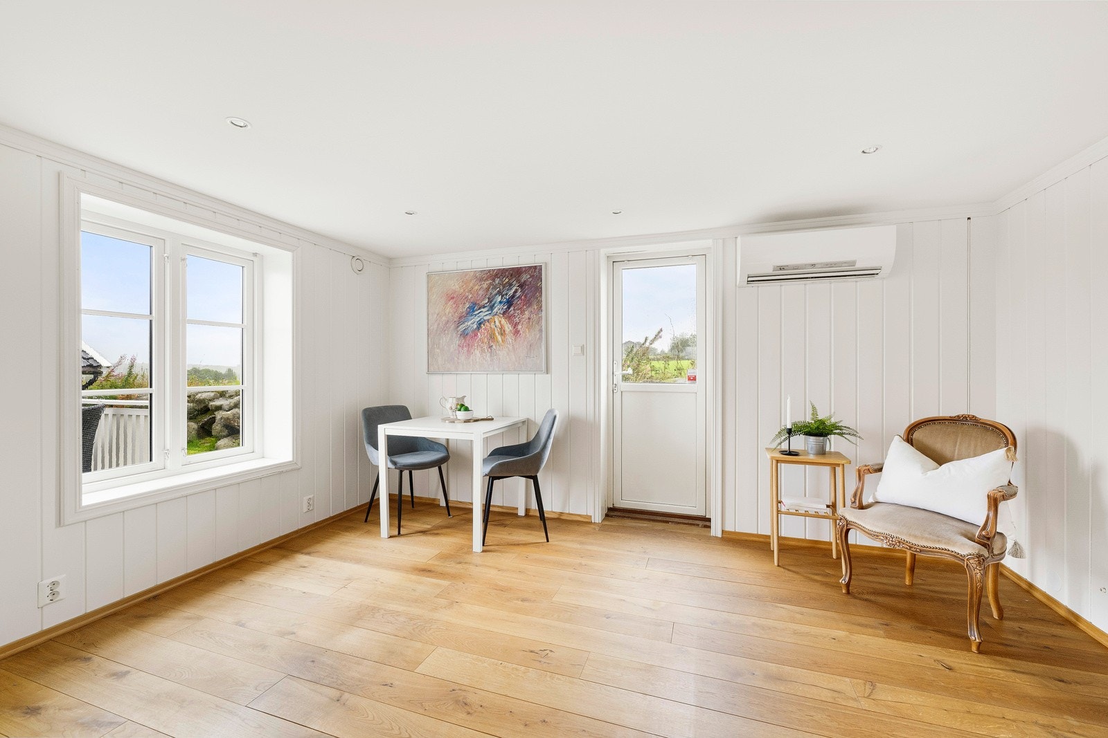 - Også her er det utgang til hage, og ellers er det varmepumpe som holder et godt inneklima - Galleribilde