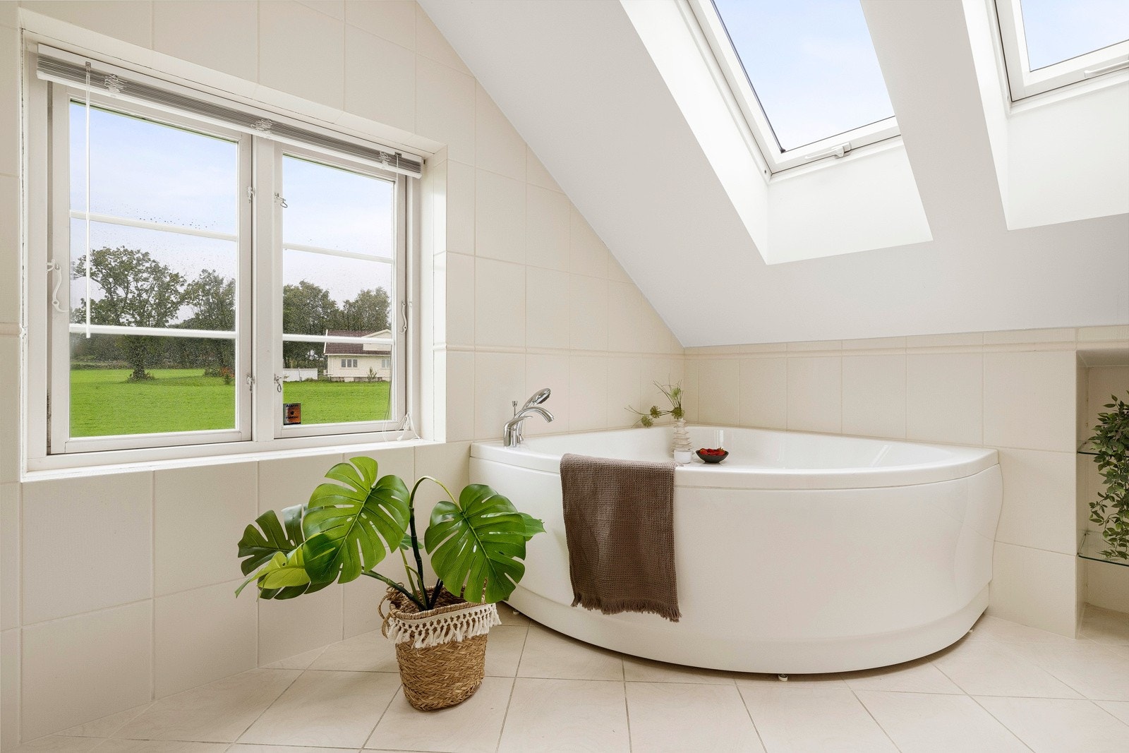 - Her kan en nyte utsikten over jordene som omkringer boligen - Galleribilde