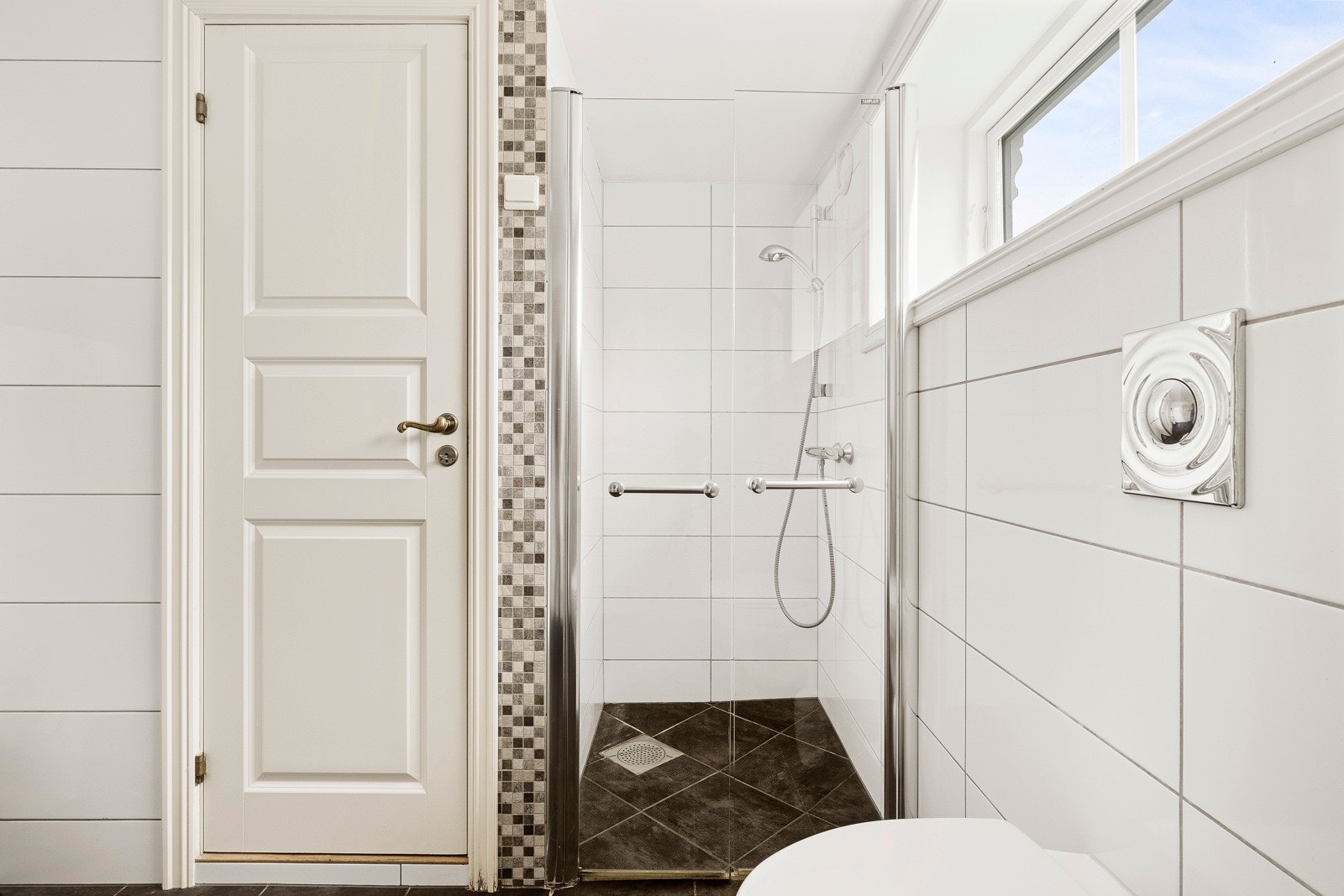 - Fullt innredet med WC, servant med møblement og dusj - Galleribilde