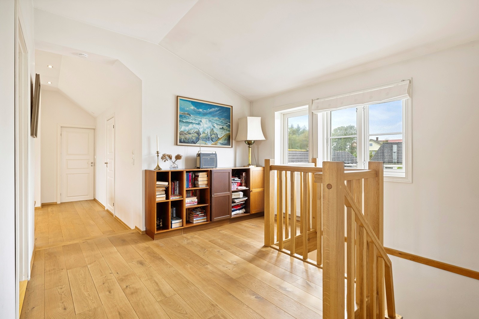 - Denne etasjen byr på loftsstue, fire soverom og bad - Galleribilde