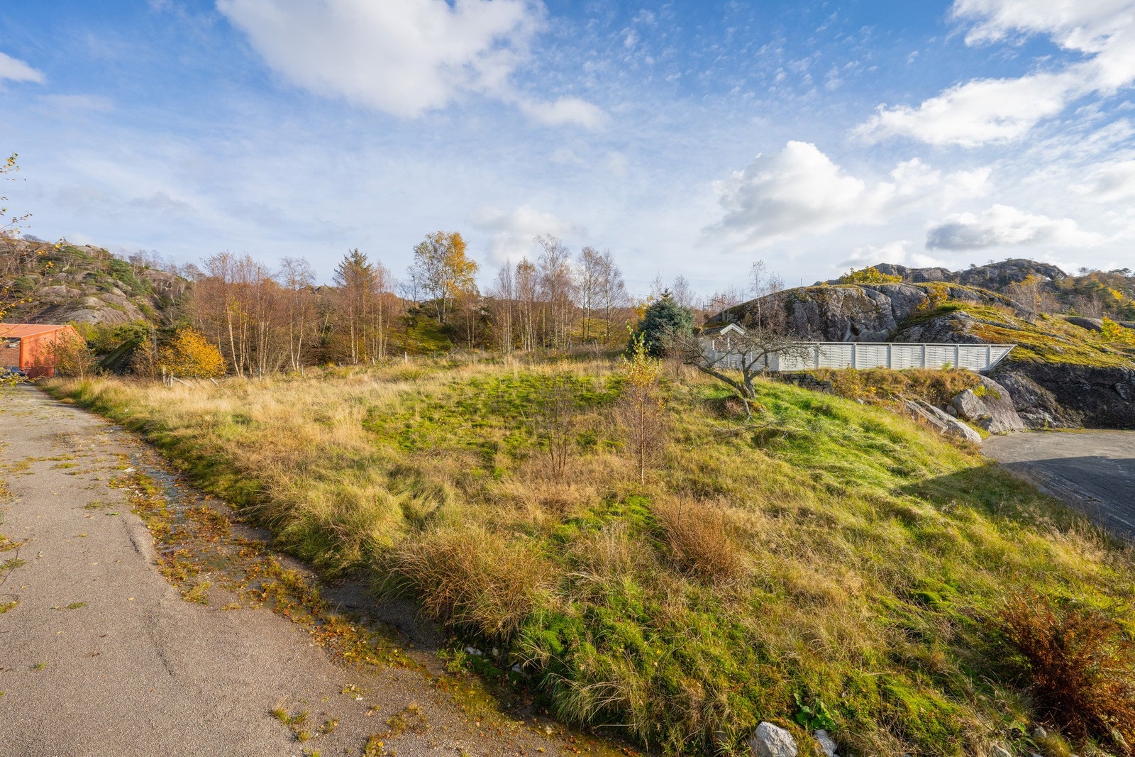 I følge reguleringsbestemmelsene kan det bygges en enebolig i en etasje pluss lofts- og sokkeletasje. Galleribilde