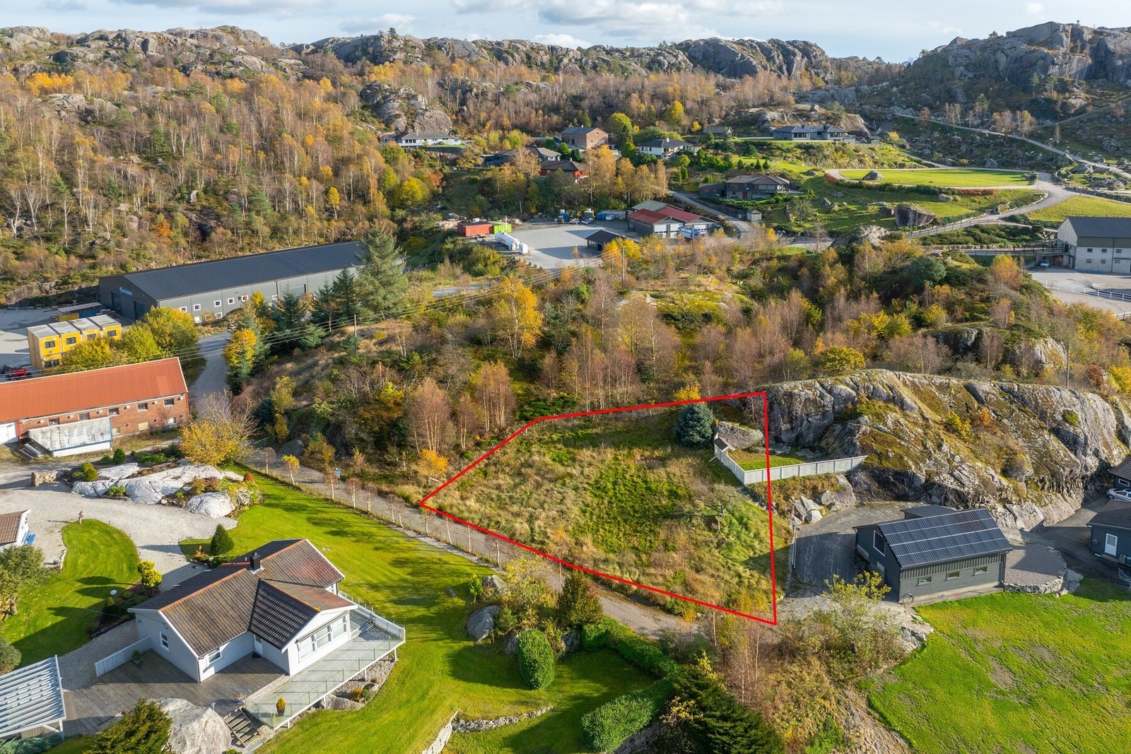 Denne idylliske og vakre råtomten på 712,3 kvm ligge fint plassert like utenfor Egersund by. Galleribilde