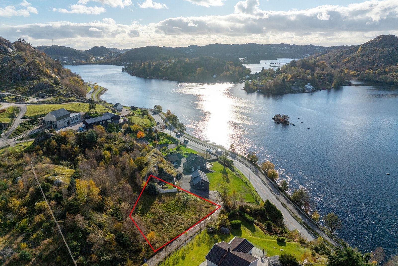 Har du en drøm om å bygge en enebolig billigende med nydelig utsikt, eller kanskje et fint ferieparadis. Den perfekte boligtomten beleggene i fine omgivelser og byr på nydelig utsikt Galleribilde