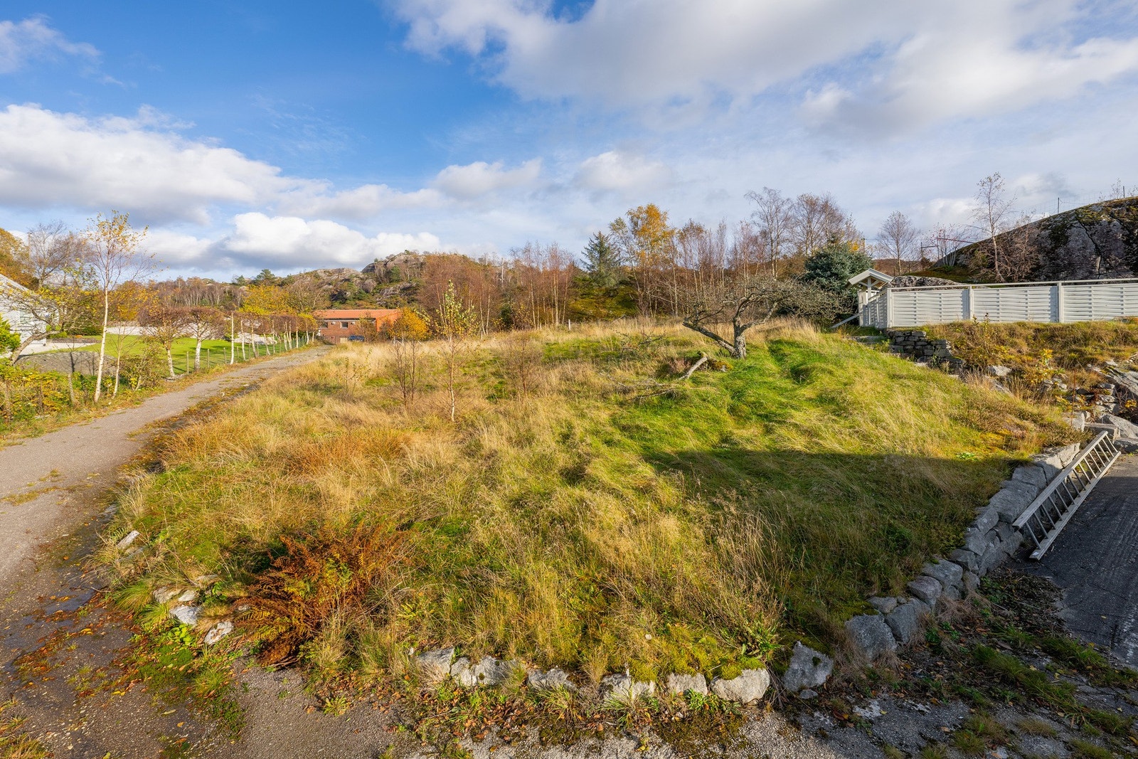 Naboeiendommen som er sørvest for eiendommen har et gjerde/utekro som strekker seg over på denne tomten. Nabo er kjent med at gjerdet må rives av ny eier med bebyggelse av bolig. Galleribilde