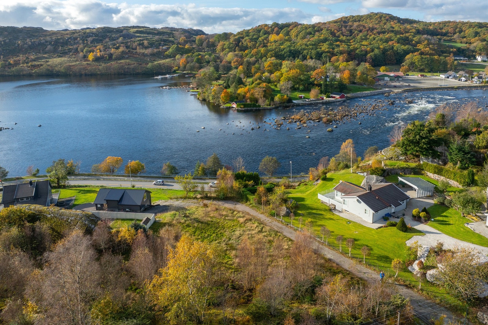 Tomten ligger i et naturskjønt område, kun en kort kjøretur (ca. 7 min) fra Egersund sentrum og med umiddelbar nærhet til sjøen. Galleribilde