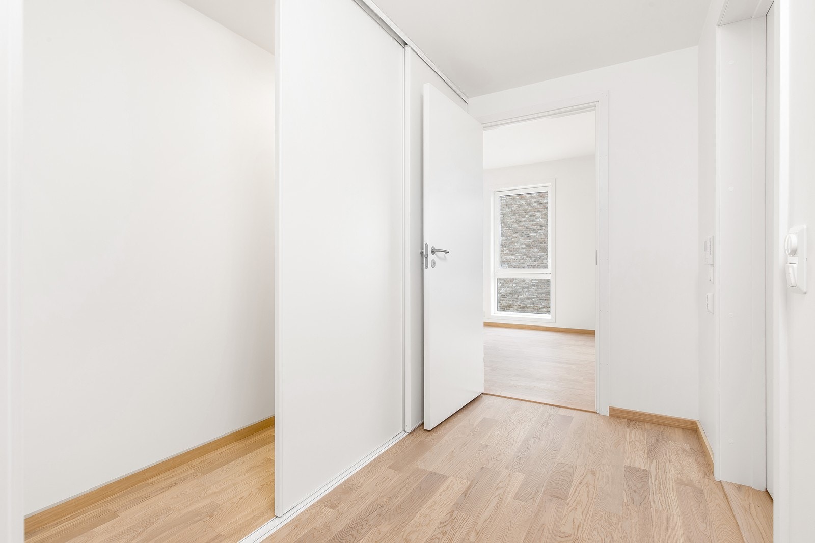 Entré med stort garderobeskap Galleribilde