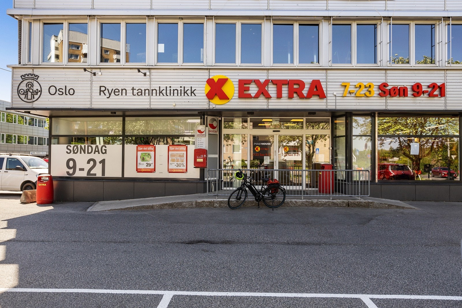 Nærmeste dagligvarehandel er Rema 1000, Kiwi og Coop Extra som ligger rett over gaten Galleribilde