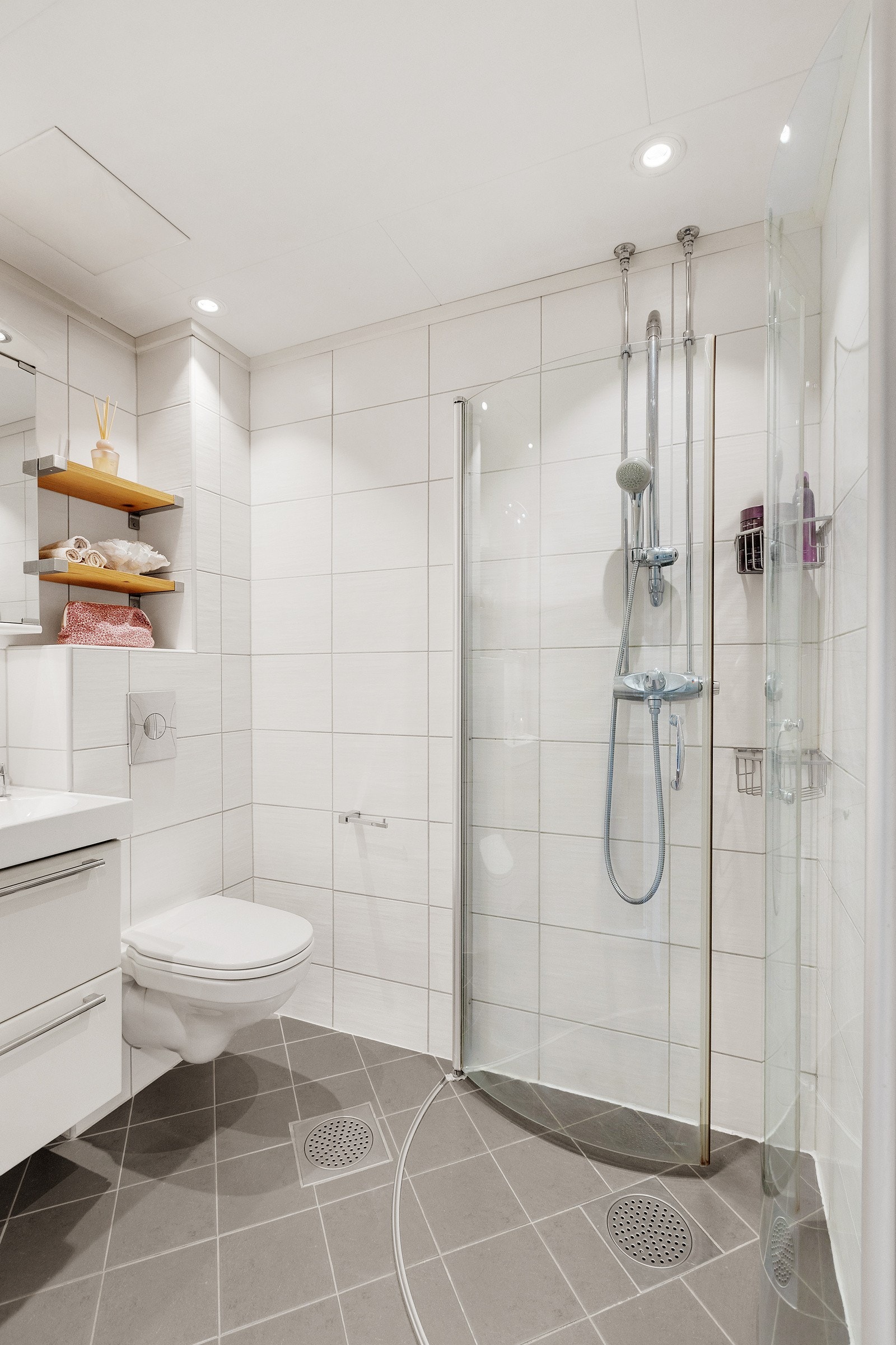 Badet er romslig og ble oppgradert i regi av borettslaget i 2008 Galleribilde
