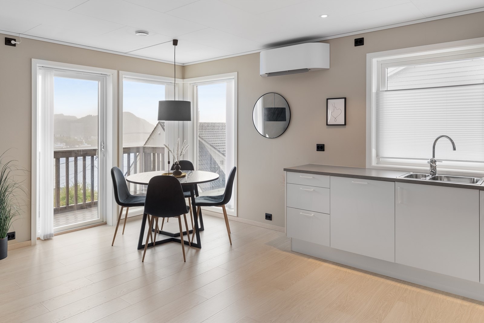 Kjøkken i åpen løsning, med naturlig plass til spisestue Galleribilde