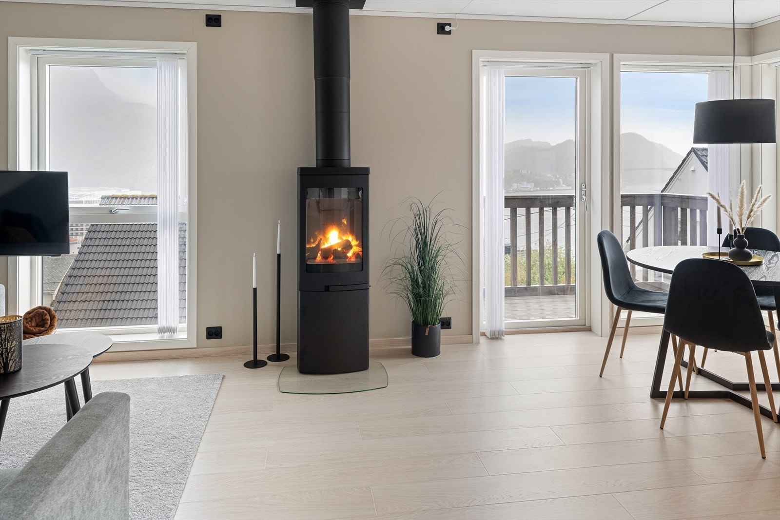 Store vindusflater gjør boligen lys og innbydende Galleribilde