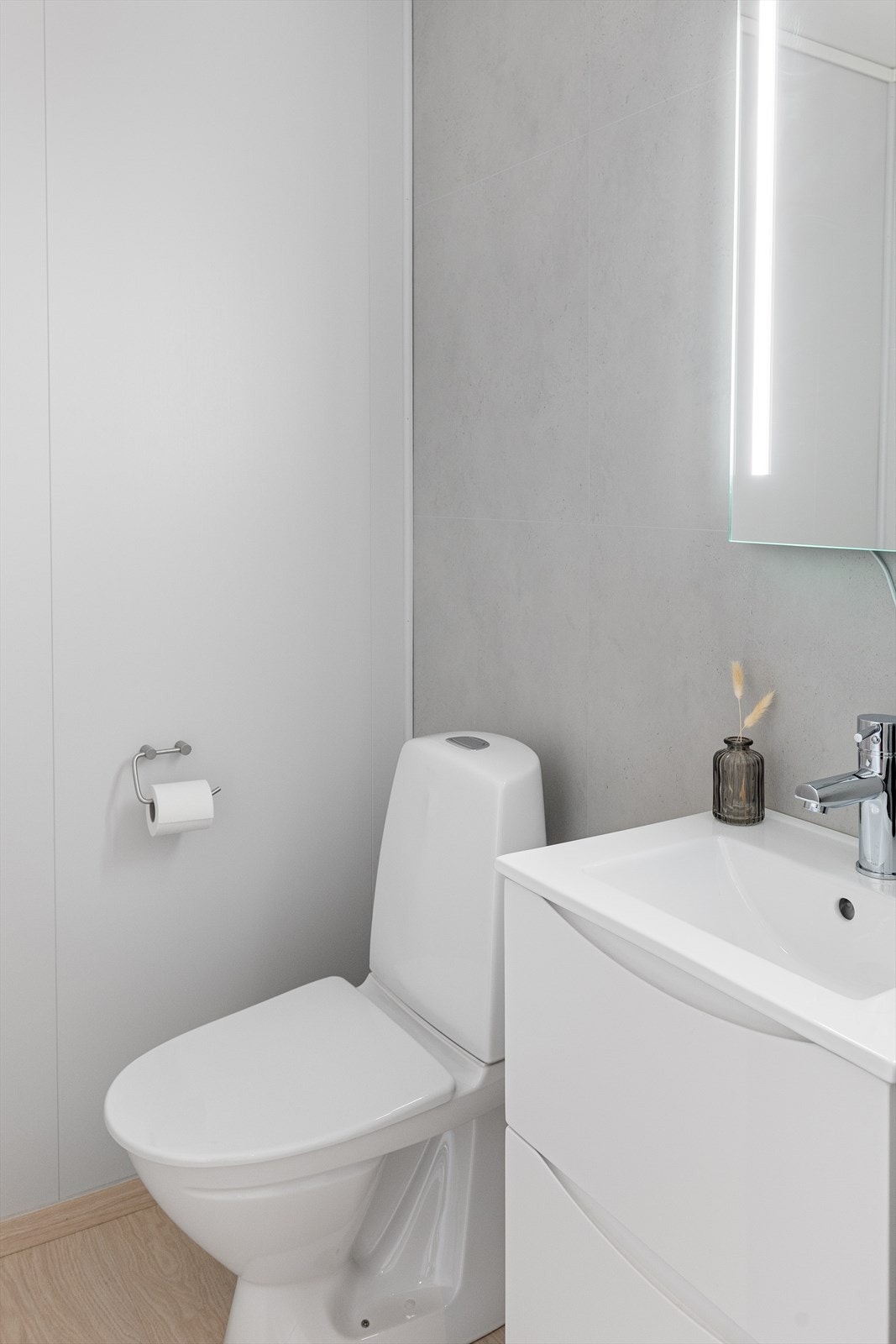 Toalettrom i 1 etasje med servant og speil Galleribilde