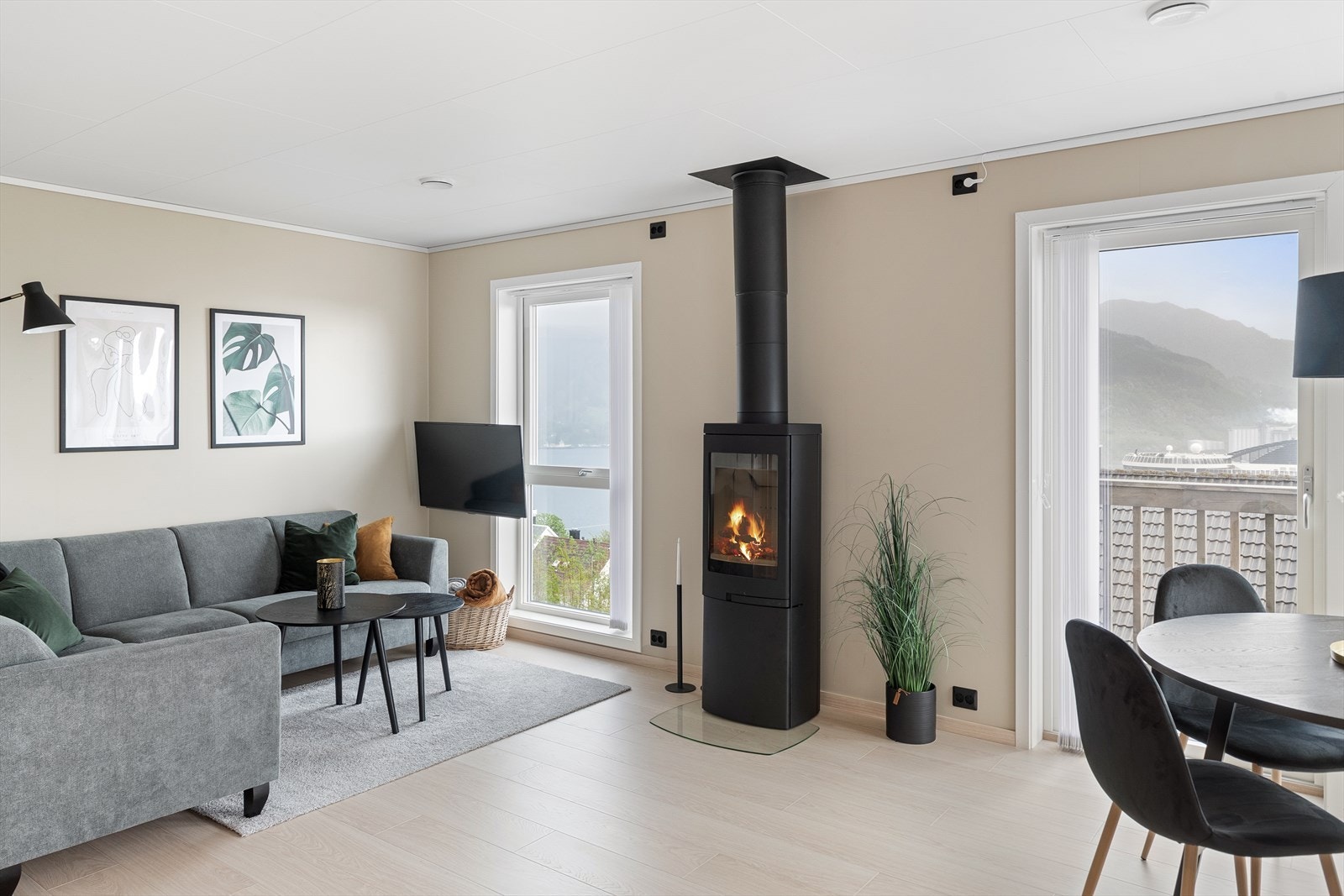 Boligen går over to plan og inneholder blant annet 2 soverom, stue/kjøkken, bad, gang og garasje Galleribilde