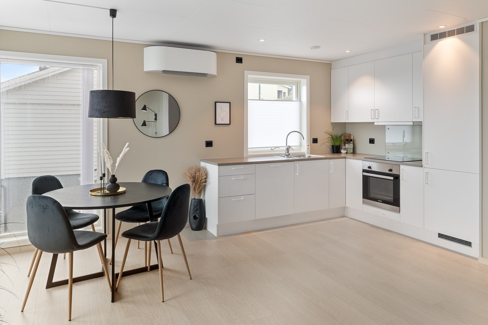 Moderne innredning med integrerte hvitevarer Galleribilde