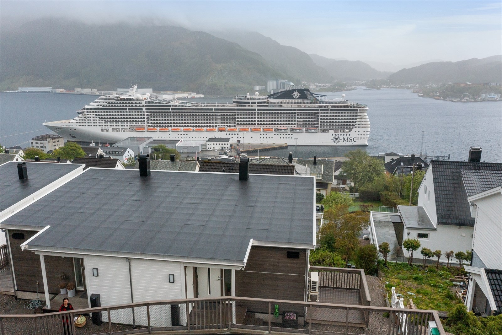 Boligen ligger fint til med fritt utsyn mot sjøen og Måløy by Galleribilde