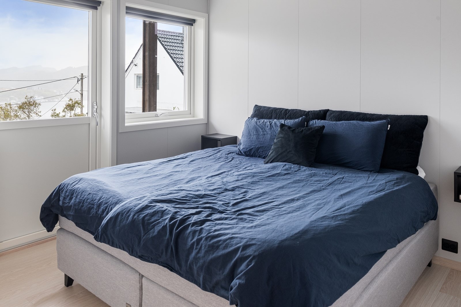 Soverom 1 i underetasjen med utgang til hage Galleribilde