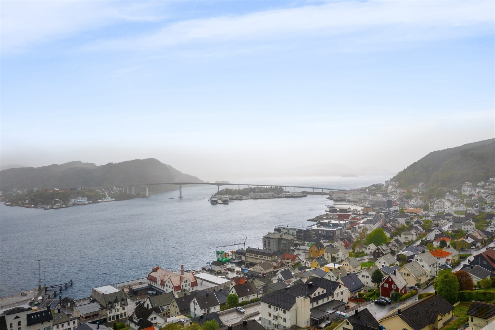 Båtforbindelse til Bergen, Oldeide og buss til Oslo. Galleribilde