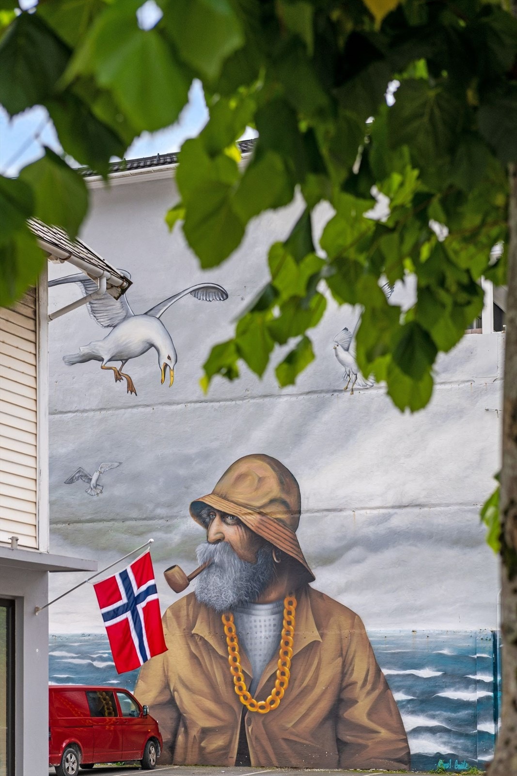 Flott gatekunst pryder flere fasader i Måløy sentrum Galleribilde