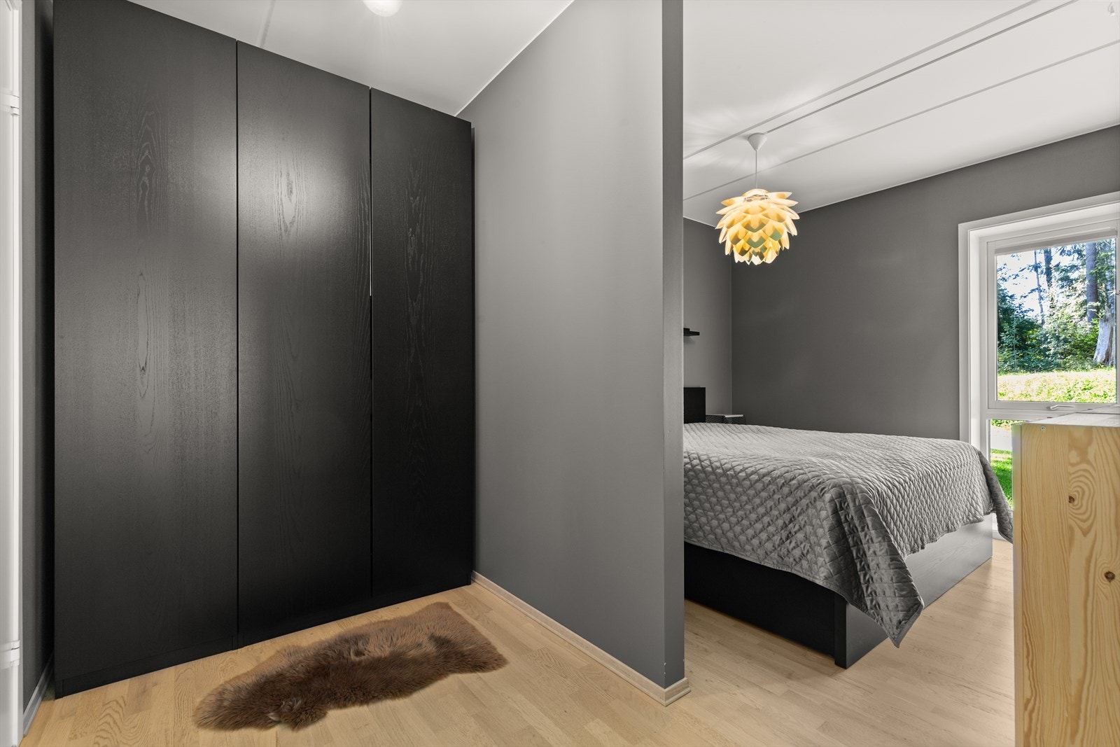 Stort og innbydende hovedsoverom med god plass til dobbeltseng, stor garderobe og eget baderom. Galleribilde