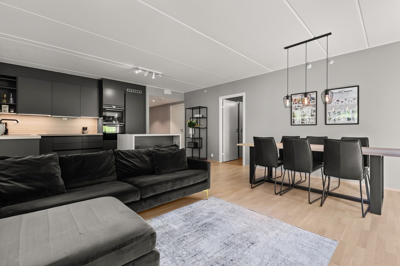 Stuen og spisestuen har god plass til sittegruppe og stort spisebord, perfekt for sosiale sammenkomster. Galleribilde